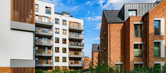 image d 'immeuble entouré de verdure